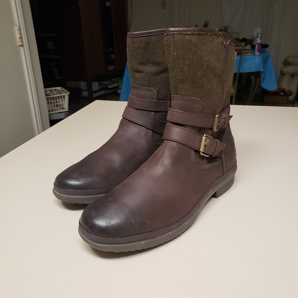 Ugg Simmens leather and wool boot size 10